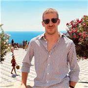 Laureato in giurisprudenza cum laude, tirocinante presso il Tribunale di Napoli, offre ripetizioni in materie giuridiche